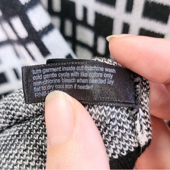 The Limited Black & White Sweater | Size: Med - Picture 7 of 8